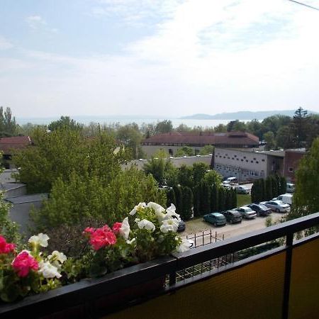 Liliom Apartments Balatonfuered Esterno foto